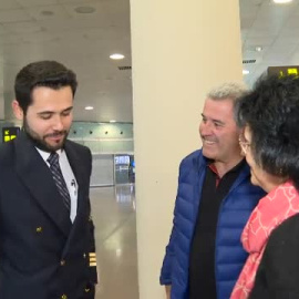 El piloto que sorprendió a sus padres durante un vuelo se reencuentra con ellos 
