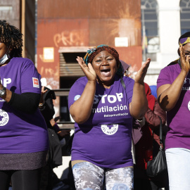 Mujeres activistas de Médicos del Mundo realizan una performance contra la mutilación genital en Madrid