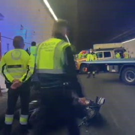 Muere un motorista al chocar contra el muro de un túnel en Madrid 