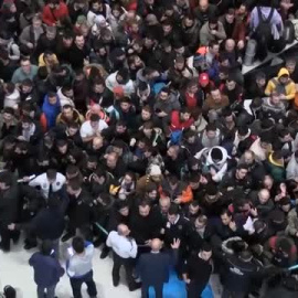 Miles de voluntarios abarrotan el aeropuerto de Estambul