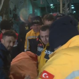 Trasladan heridos en el terremoto a Estambul en aviones medicalizados