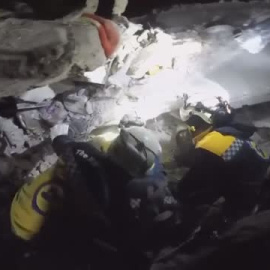 Rescatan con vida a un niño atrapado entre los escombros en Siria