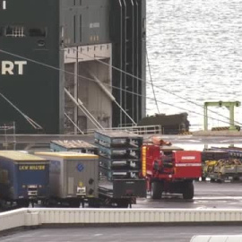 Los 20 blindados TOA M-113 embarcan en el Puerto de Bilbao a la espera de zarpar rumbo a Ucrania