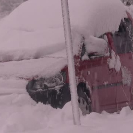 La nieve complica la circulación en zonas montañosas 