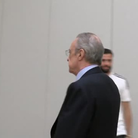 Florentino Pérez saluda a los jugadores antes de la semifinal ante el Al Ahly