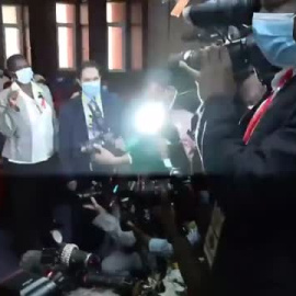 La reina visita una maternidad en Luanda (Angola) acompañada de la primera dama del país 