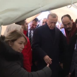 Erdogan visita una de las zonas más afectadas por el terremoto y cifra en 9.057 el número de fallecidos 