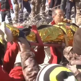 Los equipos de rescate siguen sacando supervivientes 80 horas después del terremoto en Turquía