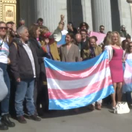 Irene Montero celebra frente al Congreso la aprobación de la 'ley trans' y la reforma de la ley del aborto 