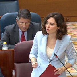 Ayuso carga contra las pancartas en los centros de salud y defiende que hay que prohibirlo: "Es asqueroso y hay que acabar con ello"