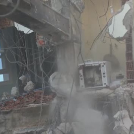 Los supervivientes del terremoto buscan refugio en los invernaderos