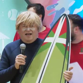 Andoni Ortuzar se pone peluca para celebrar el carnaval del PNV en Bilbao