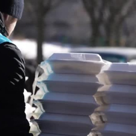 Los residentes en Ucrania reciben almuerzos gratuitos de voluntarios