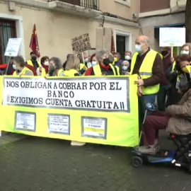 Los mayores se manifiestan para pedir un trato más humano a la banca