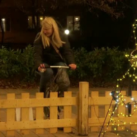 Pedalear una bicicleta para que llegue la Navidad a Budapest