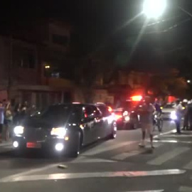El coche fúnebre con el cuerpo de Pelé llega al estadio del Santos