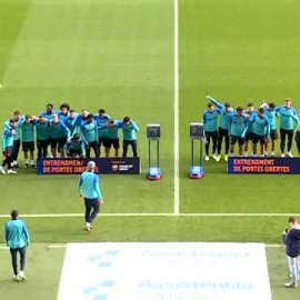 El Barça abre el Nou Camp al público en un entrenamiento solidario a puertas abiertas