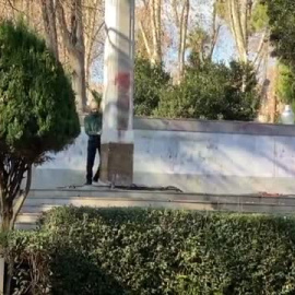 Un hombre intenta encadenarse a la Cruz del Ribalta para impedir su retirada