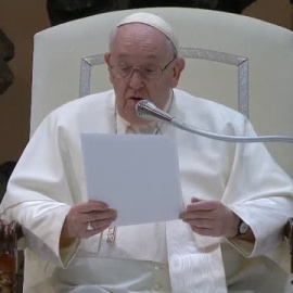 El papa Francisco elogia el pensamiento "agudo y gentil de Benedicto XVI