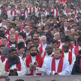 Comienza el funeral del papa emérito