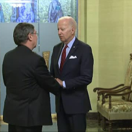 Biden firma el libro de condolencias por la muerte del Papa emérito Benedicto XVI