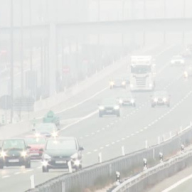 Una densa niebla causa un escenario de baja visibilidad en las vías de acceso a Madrid