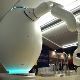 Un robot con forma de huevo llamado ADAM triunfa como barman en el CES de Las Vegas