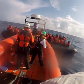 Rescatan a 73 migrantes que viajaban en un bote de goma en el Mediterráneo