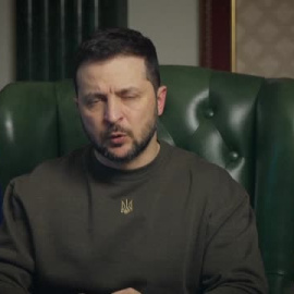 Zelenski denuncia ataques en Bajmut y acusa a Rusia de no respetar el alto el fuego