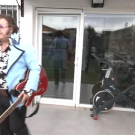 Elvis se reencarna en policía