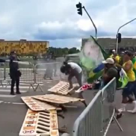 Una turba de simpatizantes de Bolsonaro asalta el Congreso Nacional de Brasil