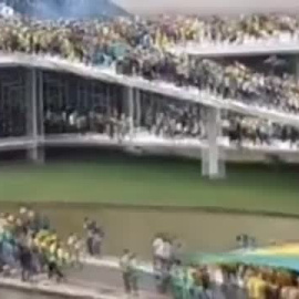 Miles de seguidores de Bolsonaro asaltan con violencia las sedes de los tres poderes del Estado en Brasil