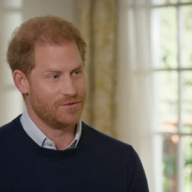 El príncipe Harry acusa a la familia real británica de filtrar información a los medios