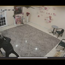 Un hombre desarma a otro en pleno salón de baile