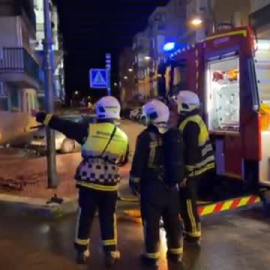 Los bomberos rescatan a varios vecinos con una escala en un incendio en Madrid