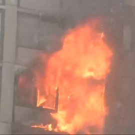 Un muerto y 8 heridos en un incendio en un rascacielos de Chicago 