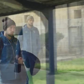 Caras largas en el regreso del Sevilla a casa  