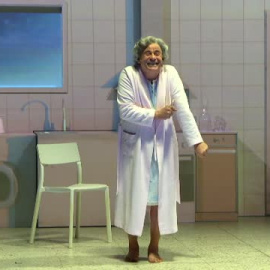 El actor Eduard Fernández homenajea a su madre convirtiéndose en ella 