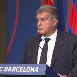Emotivo minuto de silencio por Marcos Alonso al inicio de la comparecencia de Laporta