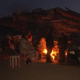 Miles de personas pasan su cuarta noche a la intemperie en Turquía