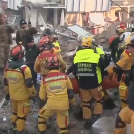 Rescatan a varios supervivientes en Turquía tras más de 100 horas sepultados