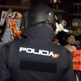 Miles de aficionados del Valencia piden a Peter Lim que se marche