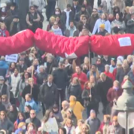 Cientos de miles de persona piden a Ayuso que no  "desmantele" la sanidad pública