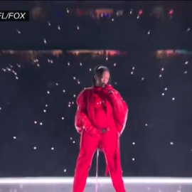 Rihanna regresa a los escenarios con un espectáculo impecable en la Super Bowl