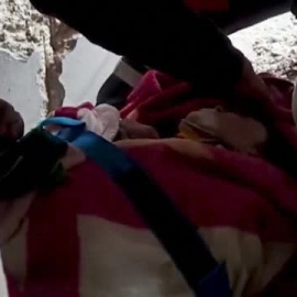 Una mujer es rescatada tras llevar 174 horas bajo los escombros