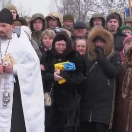 Entierran a un voluntario de las Fuerzas Armadas de Ucrania en su pueblo ante el llanto de los vecinos