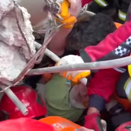 Rescatan con vida a un niño de 13 años tras una semana sepultado en Turquía