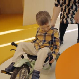 Un niño ruso con un tumor cerebral que parecía incurable recupera su vida en el Hospital Sant Joan de Déu de Barcelona