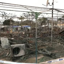 Quince vehículos calcinados en un incendio de un camping en Mazarrón, Murcia