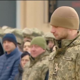 Ucrania rinde homenaje a los caídos cuando se cumple un año de la invasión 